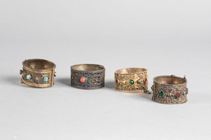 Quatre bracelets charnières finement ciselés...