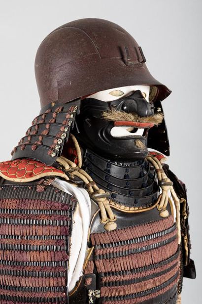Armure de Samouraï porte d’ tendard. Le Kabuto...