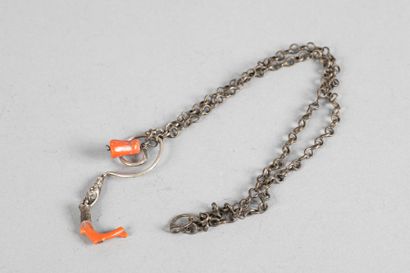 Collier en chaine avec un ornement en spirale...