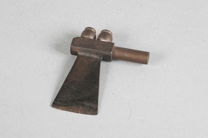 Hache pipe à double foyers pour fumer. Objet...