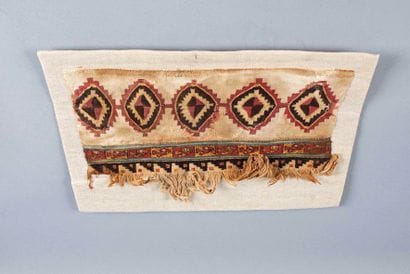 Tissu rectangulaire. Il est décoré de motifs...