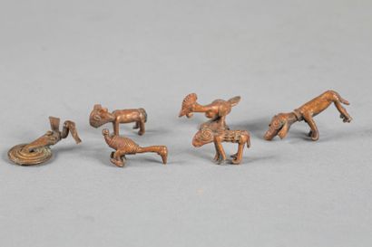 Six poids pour peser la poudre d’ r représentant...
