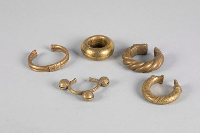 Lot de cinq bracelets en bronze. République...
