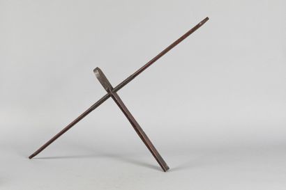 Arbalète. Bois à belle patine brune. Dimensions :...