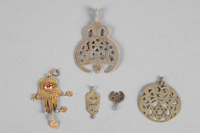 Cinq petits pendentifs, un orné d’ n cabochon...
