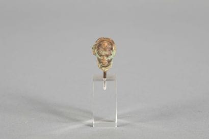 Tête de statuette. Faïence. Hauteur : 2,5...