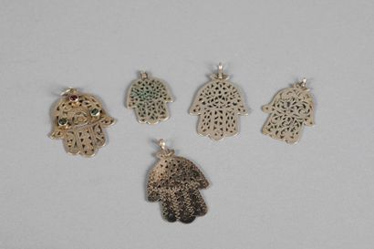 Cinq pendentifs représentant des mains de...