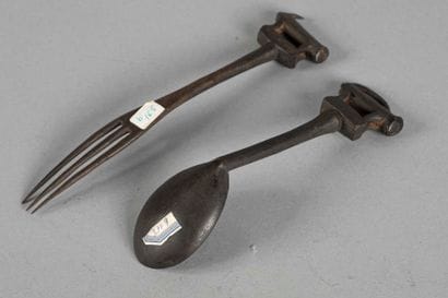 Cuillère et fourchette, l’ xtrémité du manche...