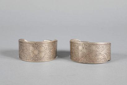 Ancienne paire de bracelets ouverts ornée...