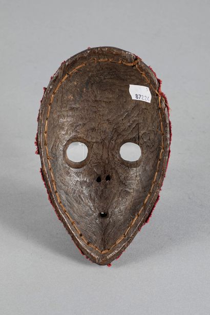 Masque facial aux yeux rond, la bouche ouverte...