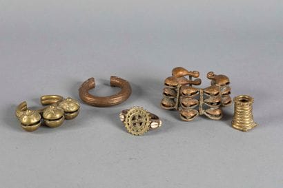 Lot de cinq bracelets, dont deux à grelots....