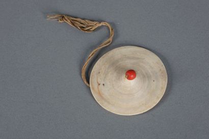 Ornement frontal. Coquillage. Diamètre :...