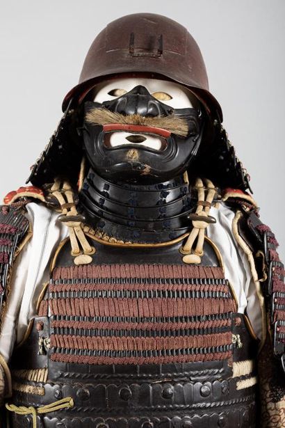 Armure de Samouraï porte d’ tendard. Le Kabuto...