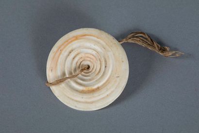 Ornement frontal. Coquillage. Diamètre :...