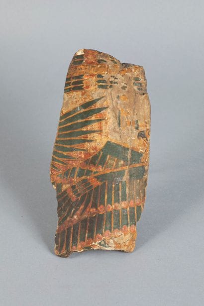 Fragment de sarcophage. Bois stuqué, enduit...