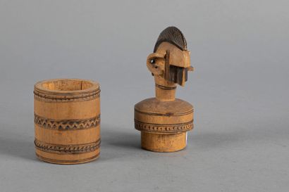 Petite boite cylindrique. Le couvercle est...