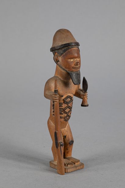 Statuette masculine fortement sexuée, représentée...