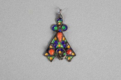 Pendentif émaillé de forme triangulaire serti...