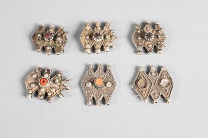 Six bijoux : Deux éléments de parure ornés...