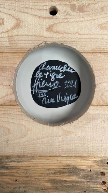 HIERRO né en 1960
Chevaucher le tigre, 2022.
Assiette...