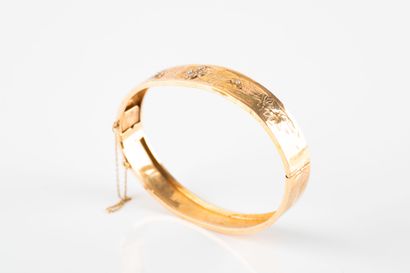 Rigid opening bracelet in yellow gold decorated...