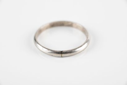 Wedding ring in platinum probably. Weight...