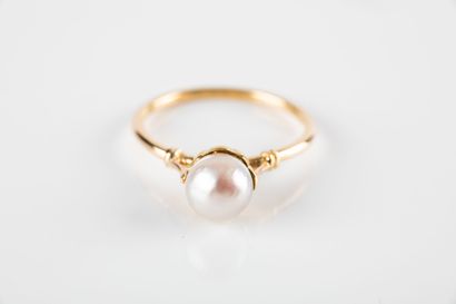 Yellow gold ring decorated with a cultured...