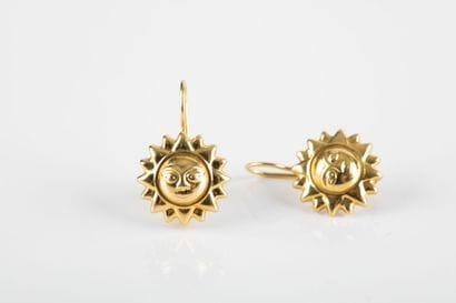 Pair of earrings in yellow gold, featuring...