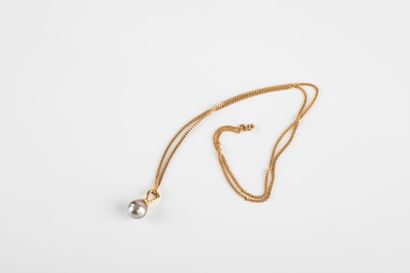 Yellow gold chain with a pendant adorned...