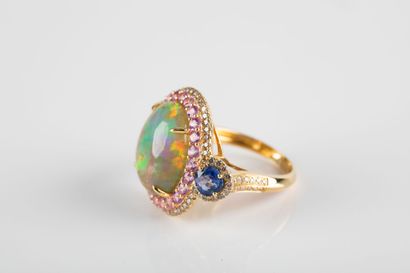 Yellow gold ring set with a large cabochon...