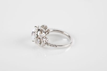 White gold ring, decorated with three daisy-shaped...