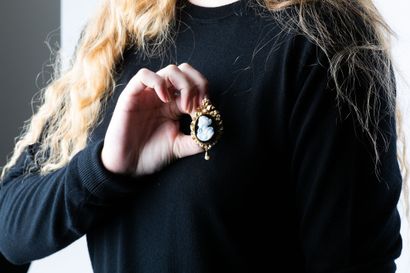 Pendant brooch decorated with an agate cameo...