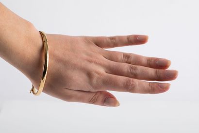 Solid gold bracelet opening. Ratchet clasp...
