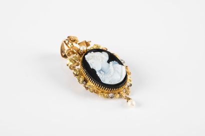 Pendant brooch decorated with an agate cameo...