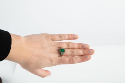 Yellow gold ring, centered on a rectangular...