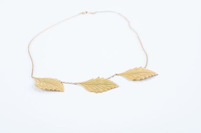 Gold necklace round forçat link, holding...