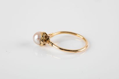 Yellow gold ring decorated with a cultured...