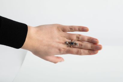 Marquise-shaped yellow gold ring, set with...