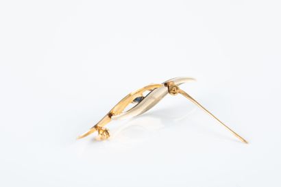 Yellow and white gold brooch forming two...
