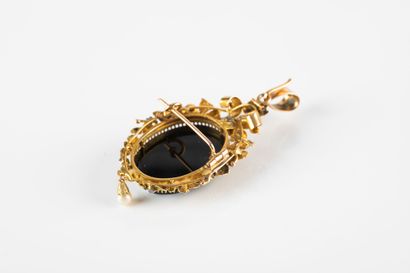 Pendant brooch decorated with an agate cameo...