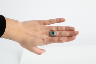 Gold ring centered on an emerald (7.95x6.45mm)...