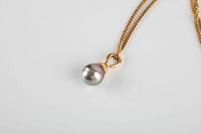 Yellow gold chain with a pendant adorned...