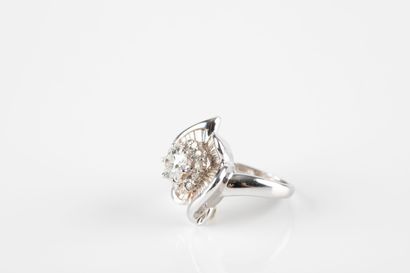 Beautiful white gold ring set with a brilliant-cut...