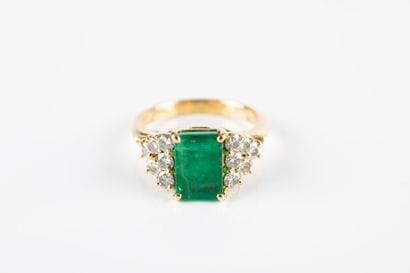 Yellow gold ring, centered on a rectangular...