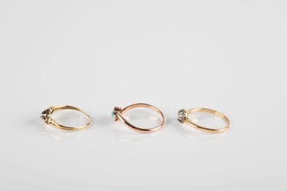 Lot including : 
- a gold solitaire ring...