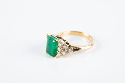 Yellow gold ring, centered on a rectangular...