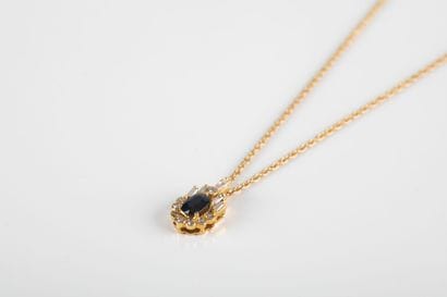 Twisted yellow gold chain, holding a pendant...