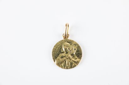 Medal in yellow gold featuring Joan of Arc....