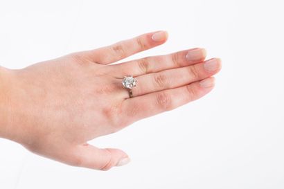 Solitaire ring in gold and platinum, set...