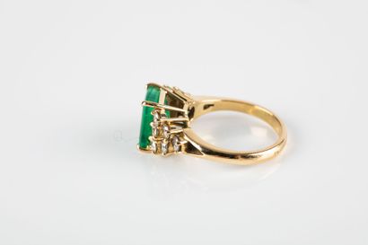 Yellow gold ring, centered on a rectangular...